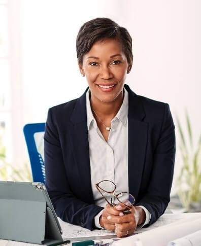 Empresaria sonriente en su escritorio de trabajo