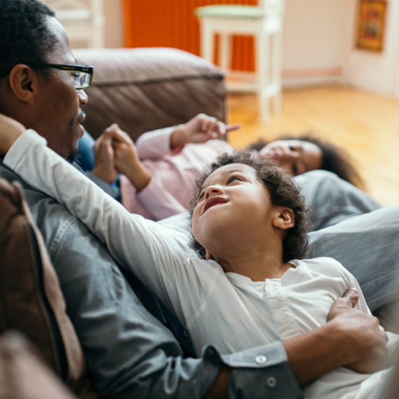 papá e hijos en el sofá