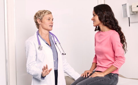 paciente hablando de salud con su médico