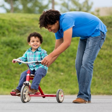 Padre con hijo en triciclo