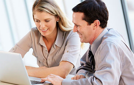 agent helping woman on laptop