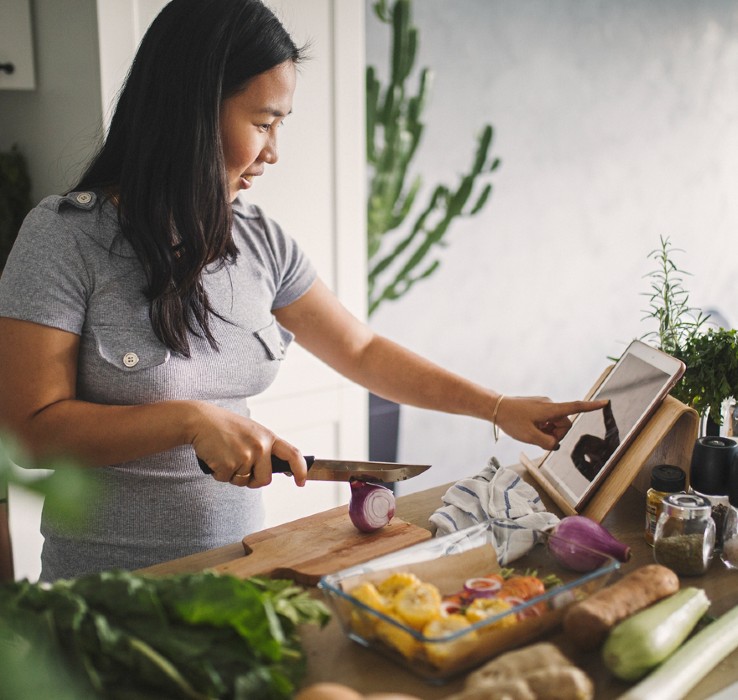 mujer cocinando alimentos saludables