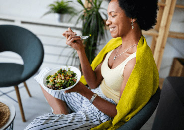 Mujer felizmente aprovecha su ensalada