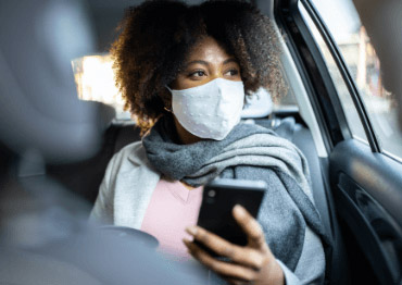 Mujer en un Lyft con máscara para la boca