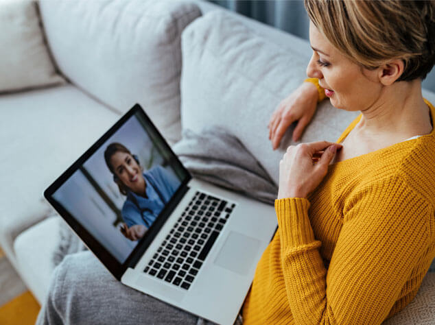 Mujer en visita médica virtual